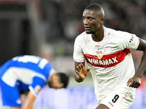 Guirassy 'quay xe', M.U méo mặt