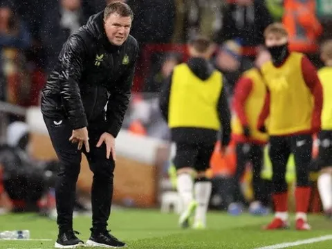 Eddie Howe phải tìm cách trở lại sau thất bại thảm hại ở Anfield