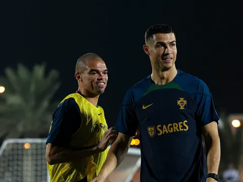 Rất nhanh chóng, 2 ông lớn từ chối Ronaldo