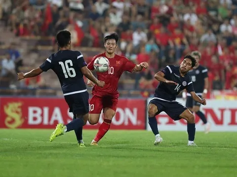 Đánh tennis trước U23 Guam, U23 Việt Nam thị uy sức mạnh