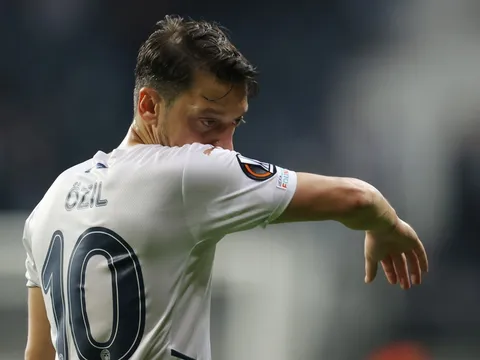 Mesut Ozil quyết định giải nghệ