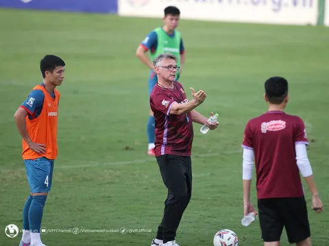 Cầu thủ Việt kiều tranh chấp quyết liệt với Tuấn Anh trên sân tập tuyển Việt Nam
