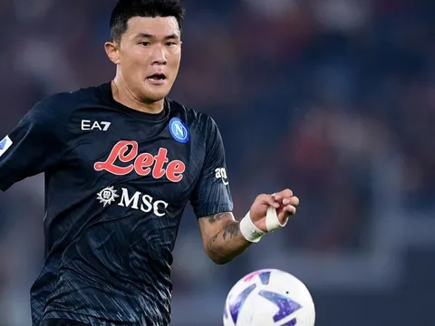 Thắng 3-0, "quái thú" thay Maguire được khen tới tấp