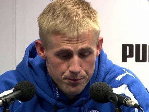 4 lần nhặt bóng, thủ môn Leicester ấm ức: "Trọng tài đúng là người hùng của trận đấu"