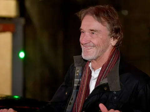 Sir Jim Ratcliffe nhắm xong người ngồi vào ghế GĐĐH
