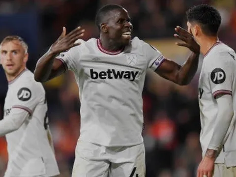 Vượt mặt tân binh, West Ham đánh chiếm ngôi đầu với thành tích bất bại