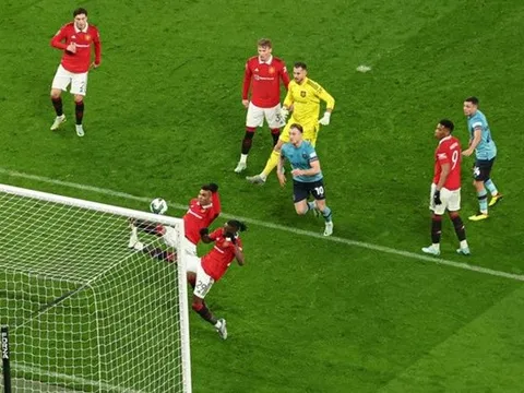 5 điểm nhấn Man Utd 2-0 Burnley: Điểm trừ kẻ đóng thế; Khó cản Rashford