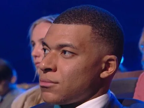 Biểu cảm choáng của Mbappe khi Martinez nhận giải