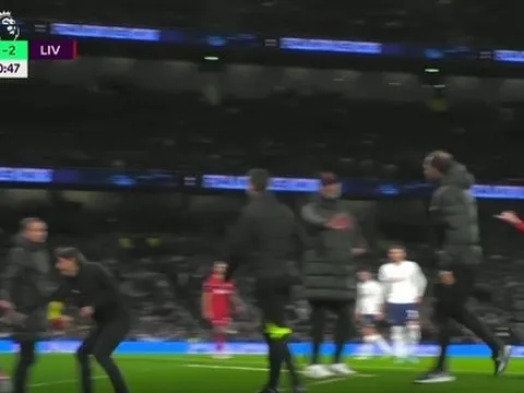 Hành động không tưởng của Conte với trợ lý Jurgen Klopp