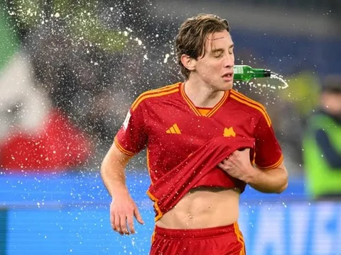 Sao trẻ AS Roma: "Họ ném chai bia vào đầu tôi"