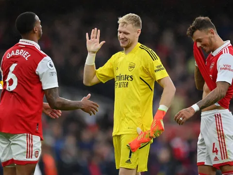 Hargreaves choáng váng với trung vệ Arsenal