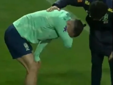 Neymar khiến Telles đau đớn rời sân