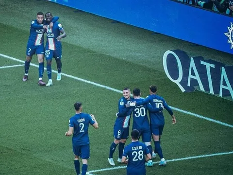 Mbappe ghi bàn, cầu thủ PSG chạy về phía Messi