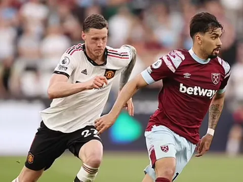 Dùng Weghorst như một số 10, Ten Hag bị chỉ trích