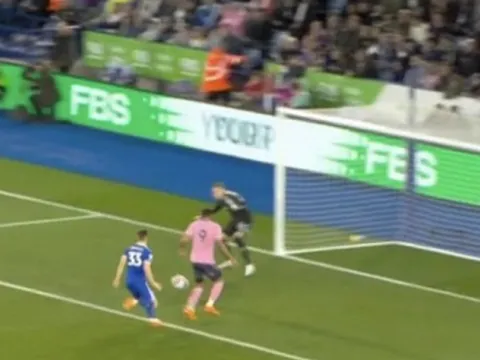 Tiền đạo Everton có pha bỏ lỡ triệu đô