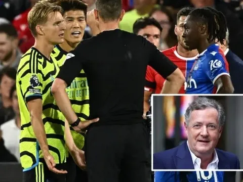 Takehiro Tomiyasu nhận thẻ đỏ, VAR lại bị chỉ trích