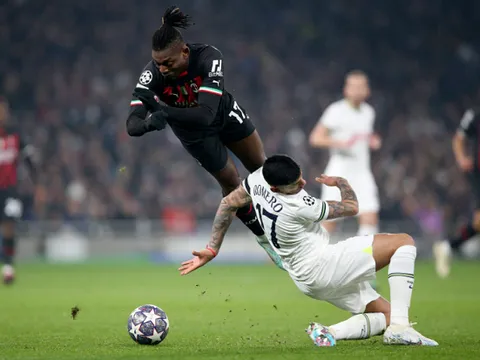 "Báo thủ" khiến Tottenham chơi với 10 người bị chỉ trích