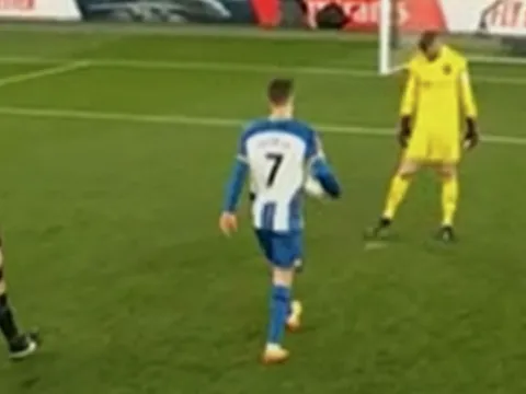 De Gea "chơi chiêu" khiến Solly March đá hỏng phạt đền