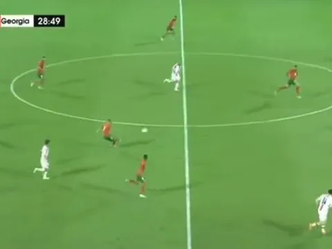 Cô MC xinh đẹp của Sky Sports diện đồ tôn vòng 1 đầy đặn