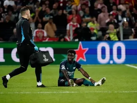 Chấn thương của Saka xoay dư luận như chong chóng