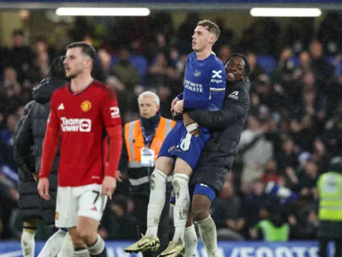 Man Utd thất bại, Carragher được dịp gáy to trước Neville