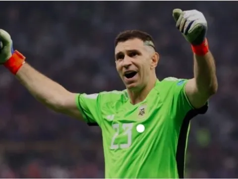 Aston Villa lên kế hoạch thay Emi Martinez sau những trò hề World Cup