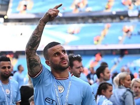 Sao City được khen vượt Neville, là hậu vệ phải xuất sắc nhất lịch sử Anh