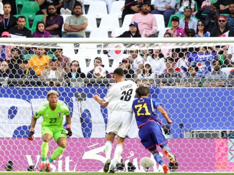 Choáng ngợp bóng bổng, Nhật Bản phơi áo trước Iraq