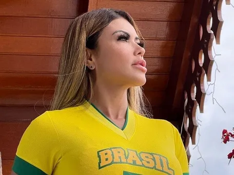 Người mẫu mê tuyển Brazil có lời hứa khiến NHM phấn khích