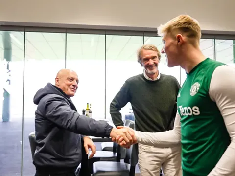 Ian Wright phản ứng mạnh trước những lời chỉ trích Chelsea