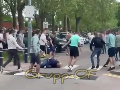 Người hùng tuyển Anh khoe vòng một hút mọi ánh nhìn