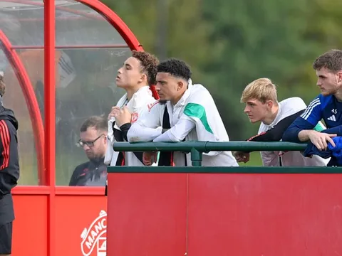 Jadon Sancho xuất hiện bất ngờ sau lệnh cấm của Ten Hag