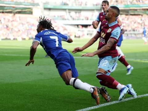 Sterling làm tất, Chelsea hủy diệt Burnley ngay tại Turf Moor