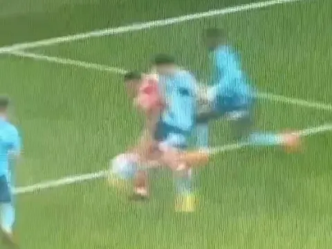 VAR lại tước phạt đền của Arsenal?