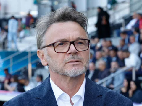 Ông Troussier chào thua trước 'bài ném biên mạnh' của Indonesia