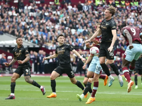 4 cầu thủ Arsenal khiến Neville phải đặt dấu hỏi