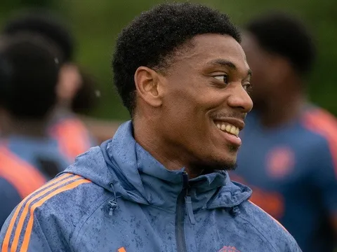 4 điểm nhấn sau buổi tập của Man Utd: Nụ cười Martial; Iqbal không ngại mưa rơi