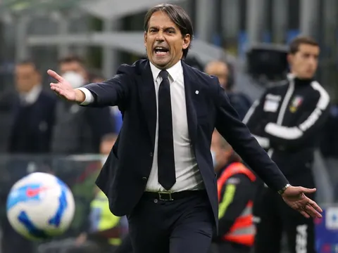 4 HLV nhận thẻ đỏ sau vòng đấu đầy tranh cãi của Serie A
