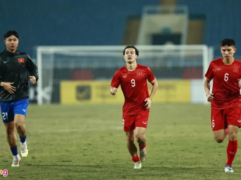 4 tuyển thủ Việt Nam tập thêm trước giờ ra sân bay