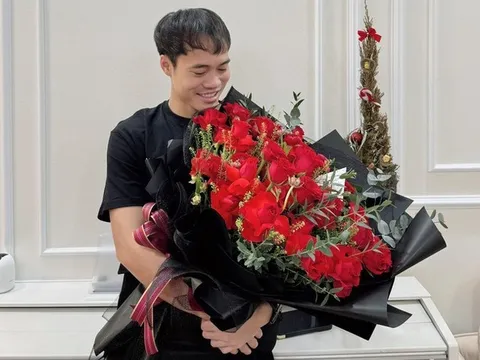 Văn Toàn khoe có người yêu; Trò cưng đau đớn vì HLV Troussier bị tẩy chay