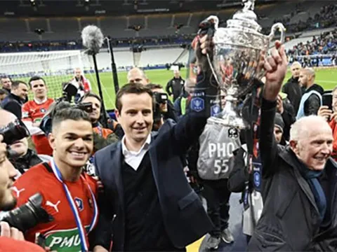 Rennes sa thải HLV Genesio, tái hợp với Julien Stephan