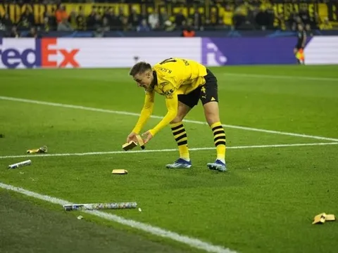 Cổ động viên Dortmund ném vàng giả xuống sân để phản đối UEFA