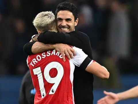 Leandro Trossard mang lại sự yên tâm cho Mikel Arteta