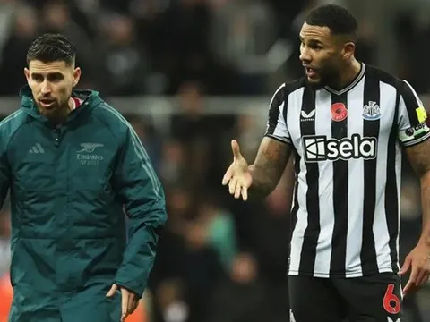 Jorginho khiến đội trưởng Newcastle nổi đóa