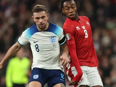 Vẫn để Henderson đá chính, Southgate nhận loạt chỉ trích