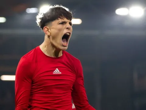 HLV đầu tiên ca ngợi ngôi sao đặc biệt của M.U