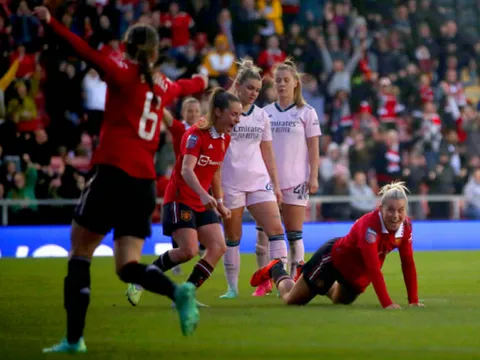Đánh bại Arsenal, nữ Man Utd tiến gần đến danh hiệu