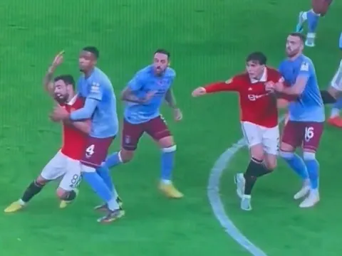 Tình huống đáng xấu hổ của Bruno Fernandes