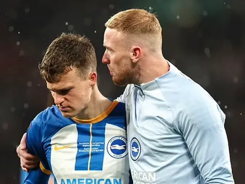 Phản ứng của sao Brighton khi sút hỏng quả phạt đền quyết định