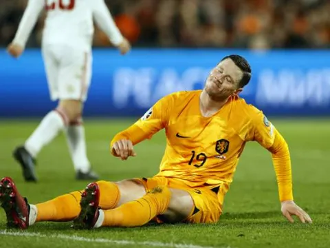 Wout Weghorst vô duyên đến lạ